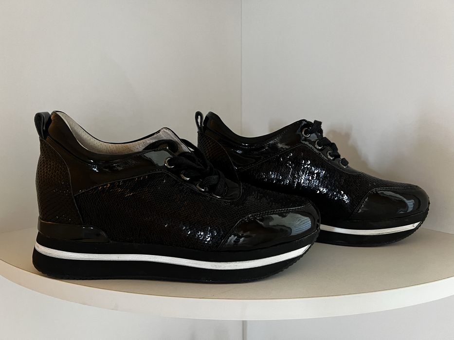 Продам кроссовки