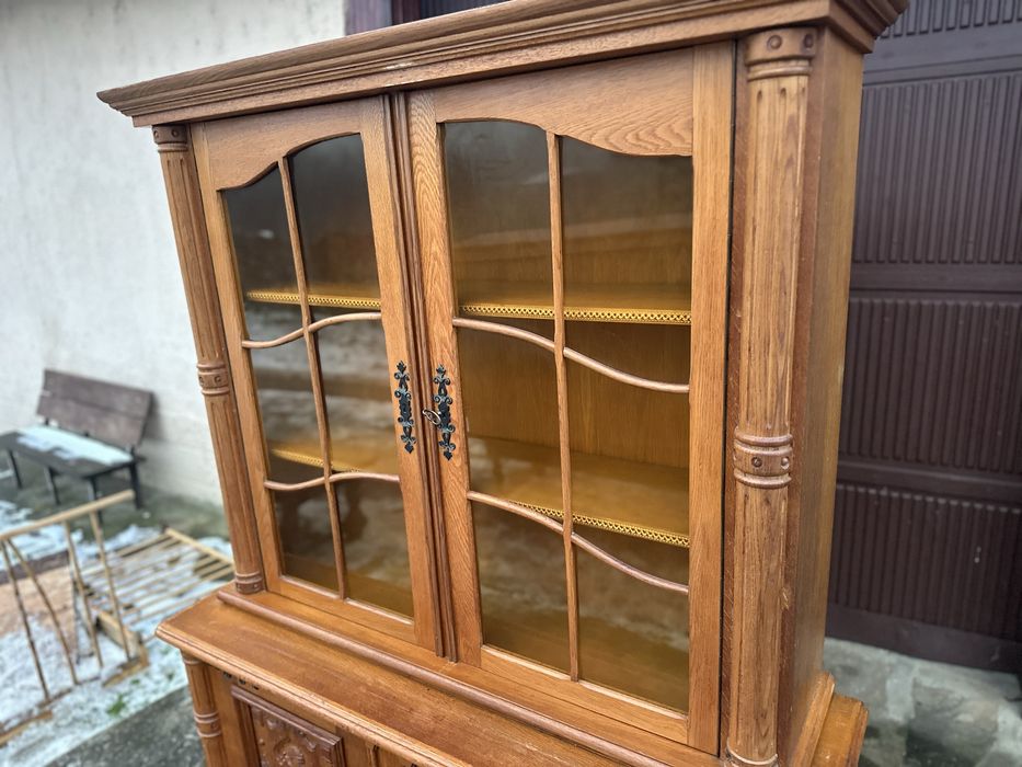 Класическа витрина с шкаф