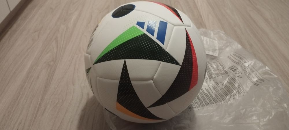 Оригинална топка Adidas 2024 за 25 евро
