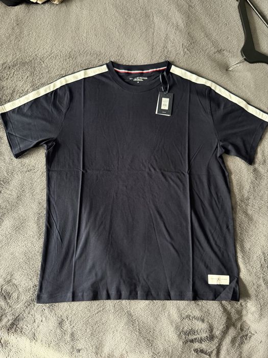 Tommy Hilfiger tricou bleumarin cu banda alba pe umeri M nou original