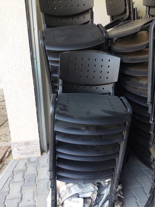 Scaune și mese de vânzare