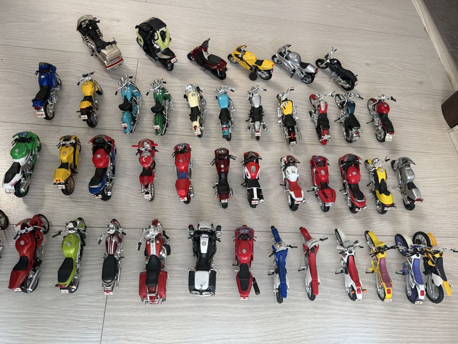 Lot Machete MAISTO - Motociclete 1:18  (Honda,Yamaha,Bmw,Suzuki,Harkey,Ducati)