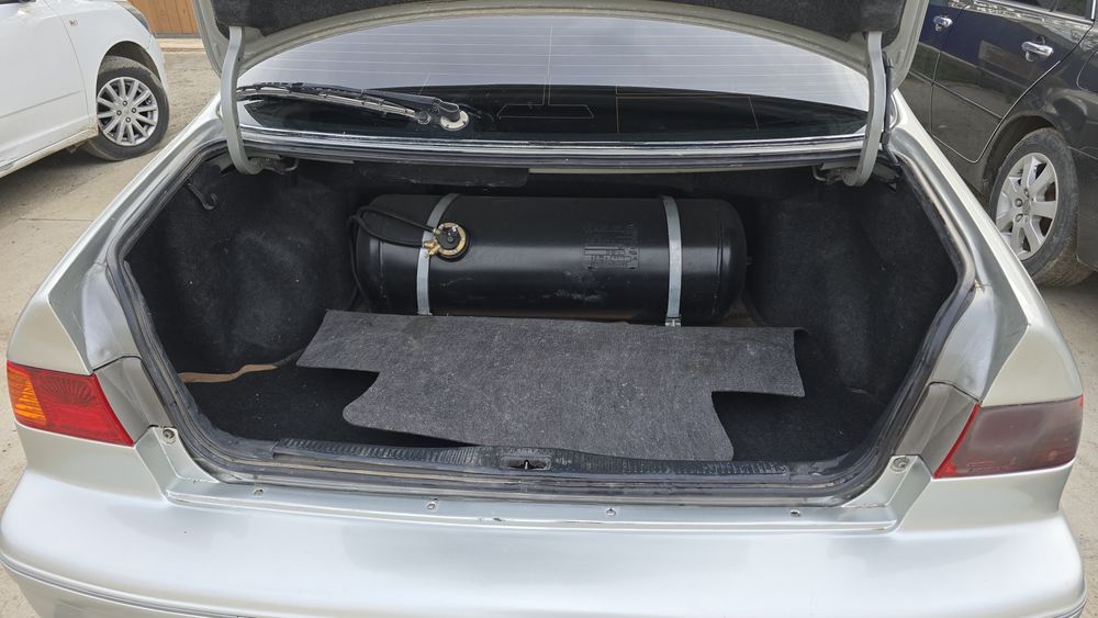 Продаю срочно машину