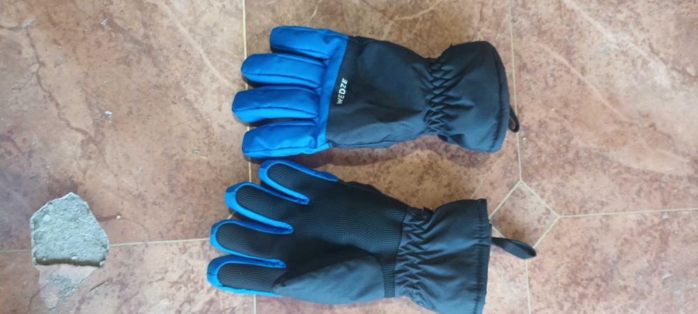 Детска ски каска и ръкавици