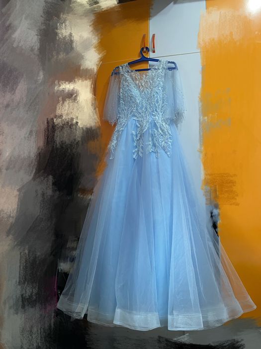 платья вечерние