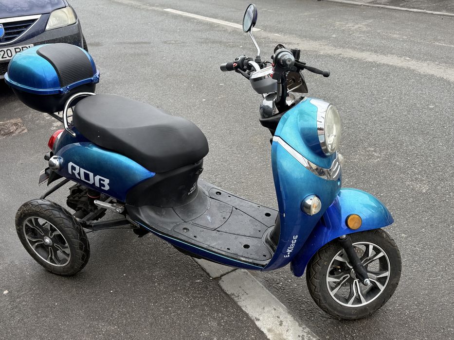 Triciclu electric cu trei roti