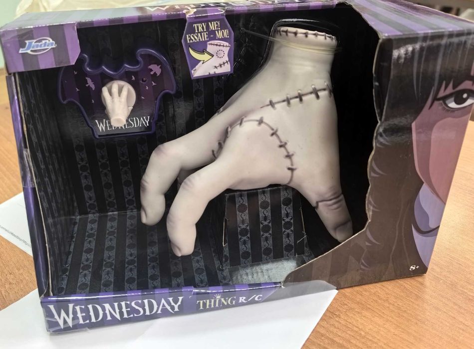 Ръката на Wednesday Addams - The Thing