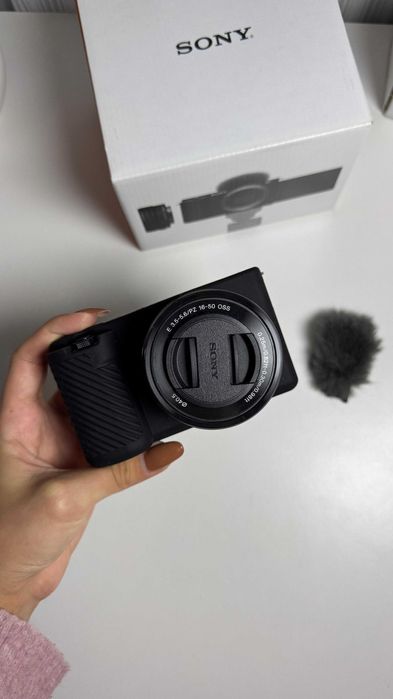 Sony Alpha ZV-E10 cu obiectiv 16-50 mm F/3.5-5.6