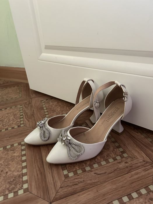 Туфли черные 38 размера и белые