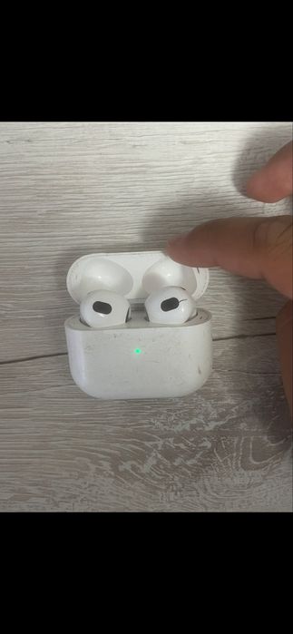 Продаю Airpods 3 поколения состояние более менее.Продам в хорошие руки