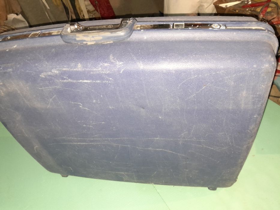 Vand valiza veche nemteasca din plastic