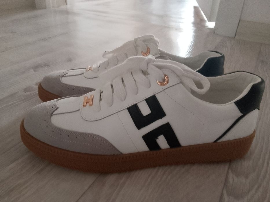 Кроссовки новые продам