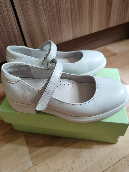 Продам туфельки школьные