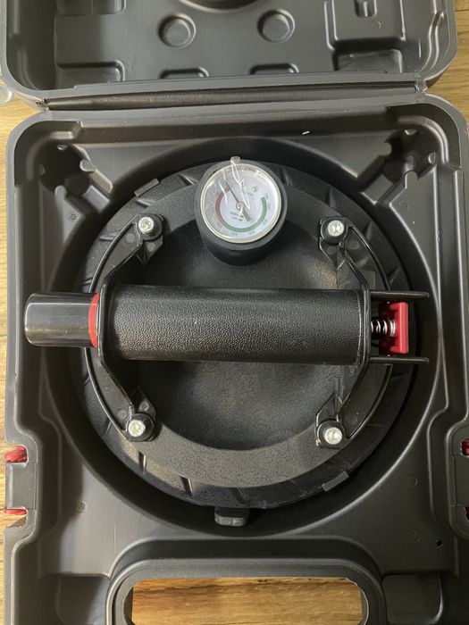 Вакуумна вендуза с манометър и куфар