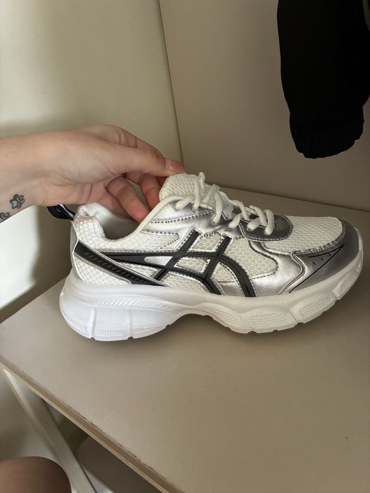 Кроссовки asics срочно