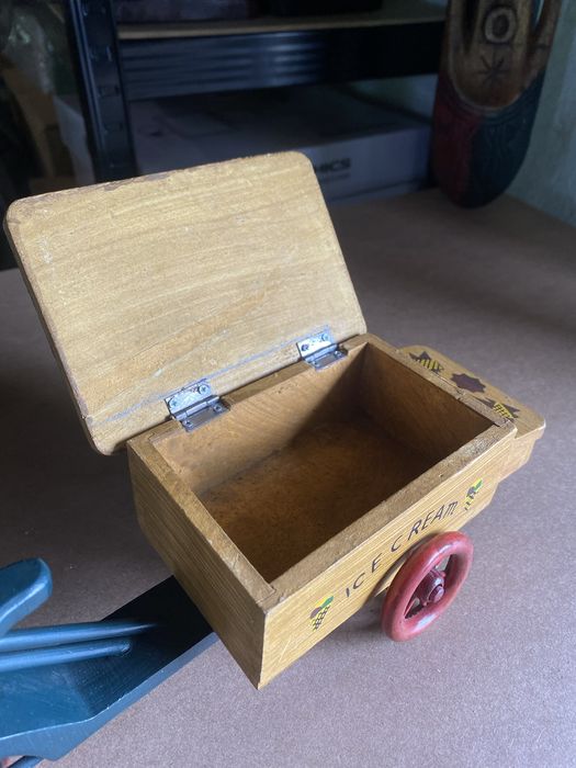 Винтидж триколка за сладолед от дърво