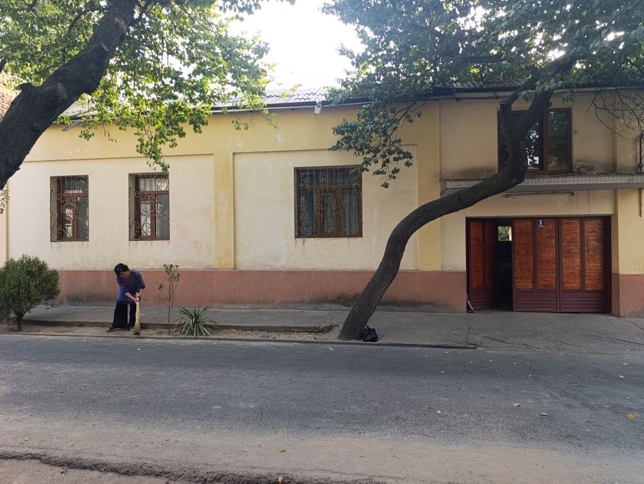 Уй сотилади Шахантохур тумани аринтир кукча мачиди олдида учаску