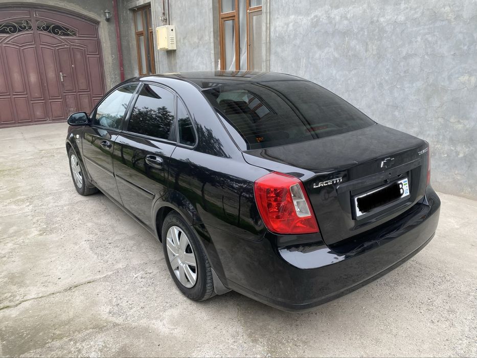 Lacetti 1.8 sotiladi