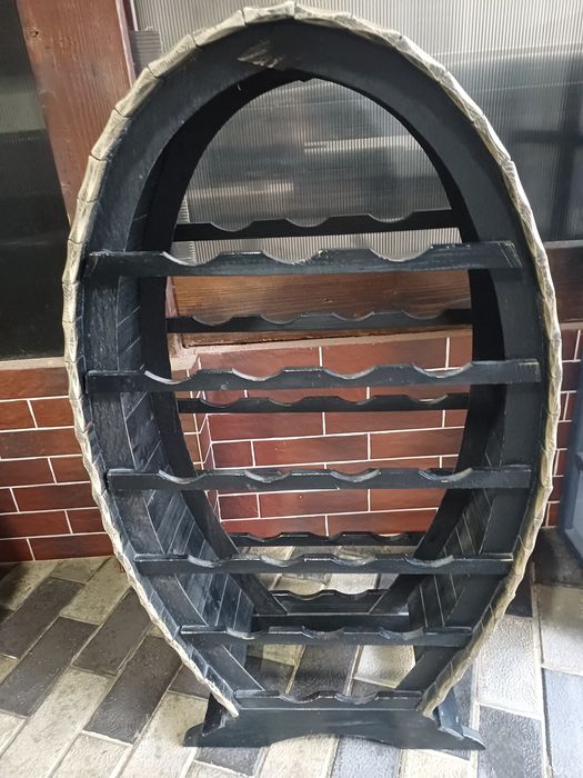 Butoi rustic din lemn cu rafturi