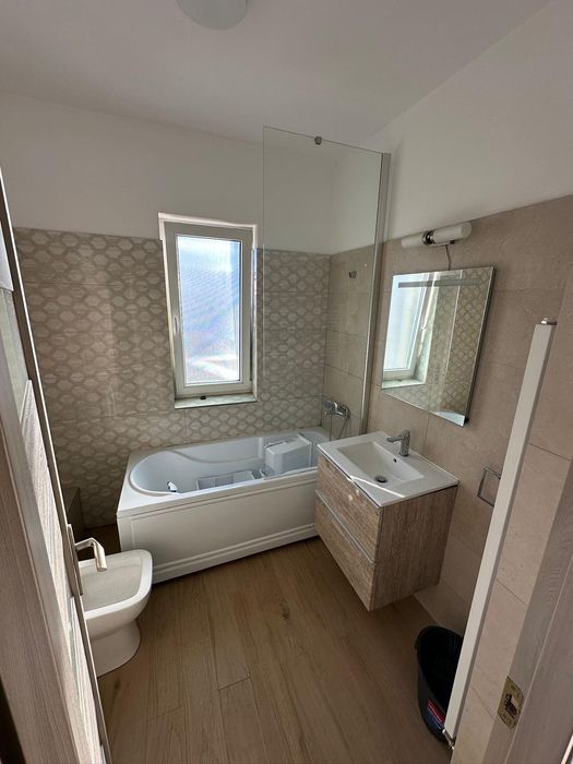 Inchiriez apartament