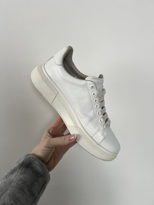 Анатомични дамски кецове