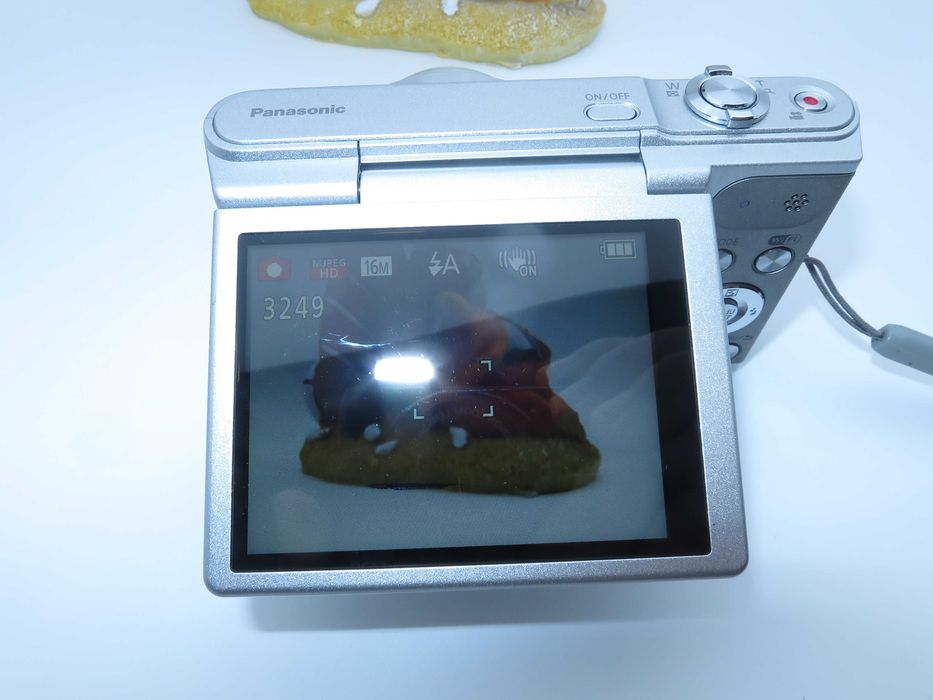 Panasonic Lumix DMC SZ10 ултра компактен цифров фотоапарат със селфи флип екран, дигитална камера с Leica оптика, като нова, работи отлично
