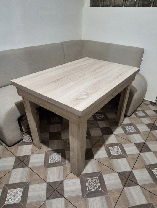 Vând masa de bucatarie