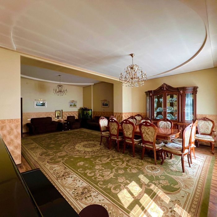 Участок 8 соток в центре.