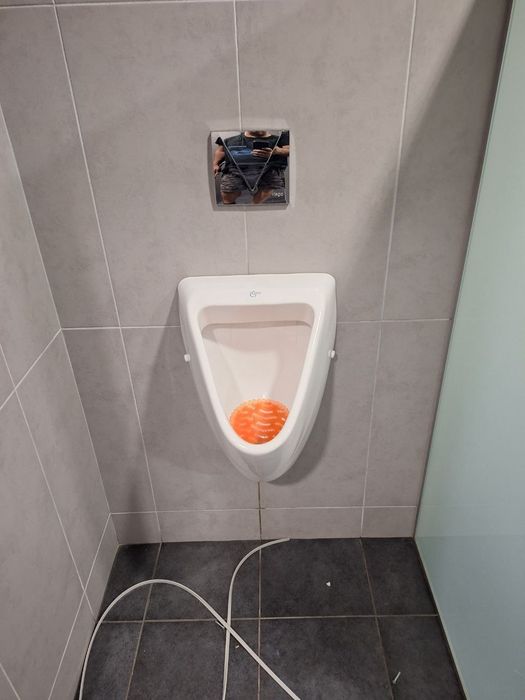 Тоалетни чинии и за вграграждане и писуари и писоари