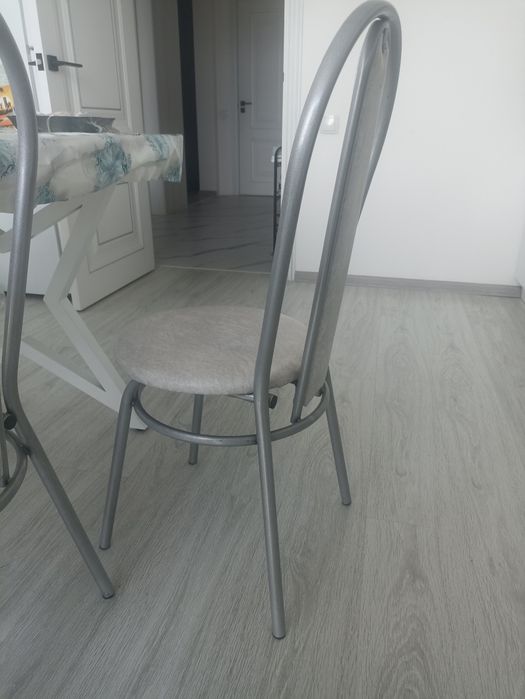 Продам стулья новые