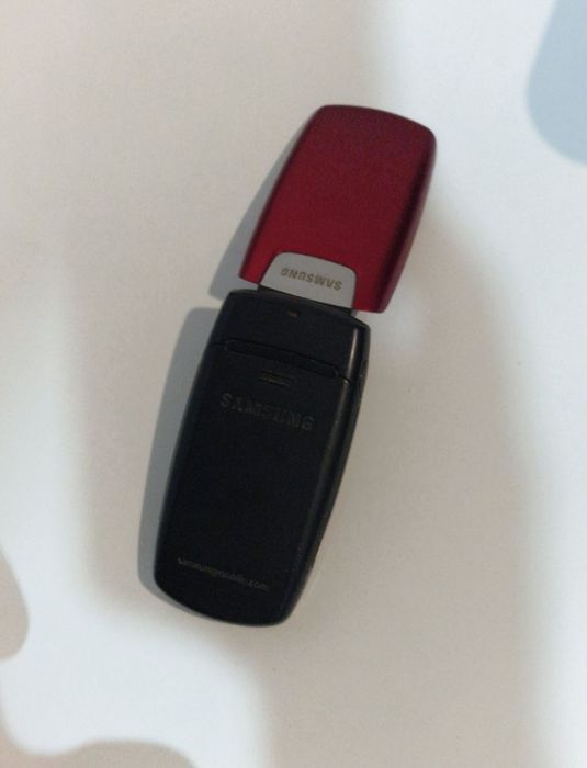 Telefon cu clapeta Samsung cu încărcător original