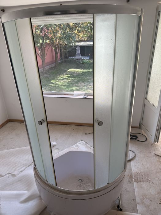 Cabina de dus cu cadita