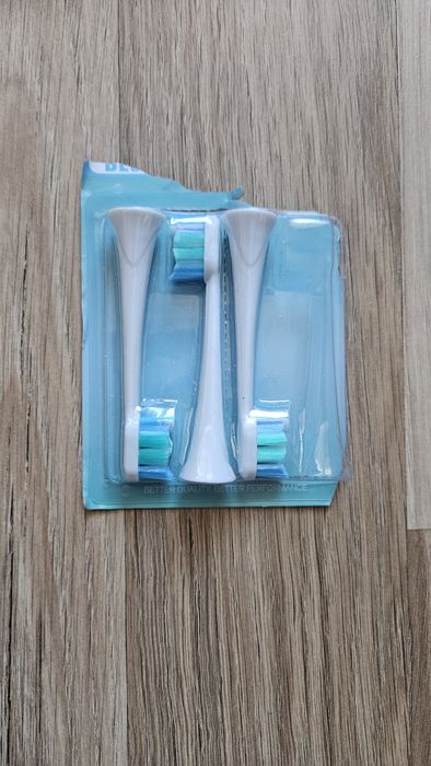 3бр. нови глави, зарядно, кутия и четка Philips Sonicare 5100