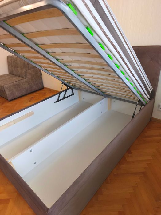 Чисто нова спалня 144/190 SENA BED дамаска Max 06 по каталозите на МАТТРО в комплект с матрак СОЯ Премиум 144/190 SOYA PREMIUM ROLL.