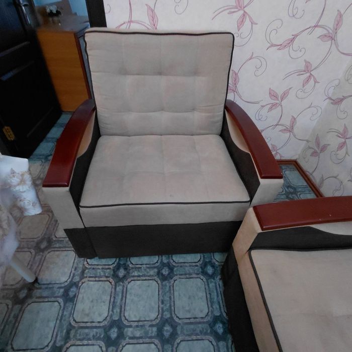 Продаётся.  б,у. Мебель.диван и 1 кресло,они раскладные.
