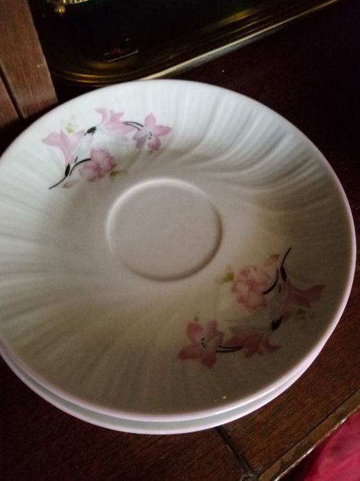 Продавам комплект чаена чаша с чинийка,само чинийки,кафяна чашка с чин