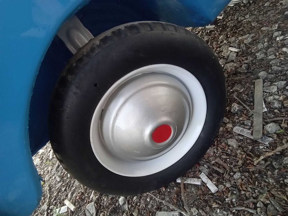 Продавам метална детска ретро кола с педали МОСКВИЧ количка