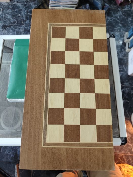 Дървена табла и шах