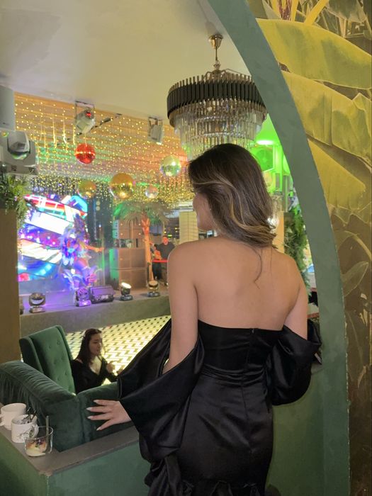 Платья женственная черная