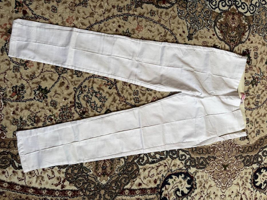 Женские брюки белого цвета.