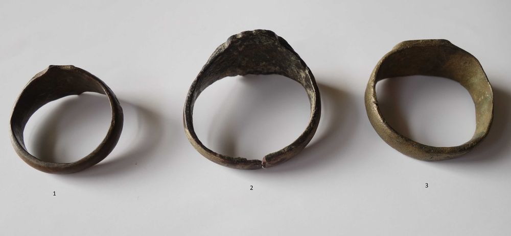 Три стари мъжки пръстени