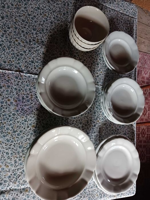 Продавам старинни порцеланови чинии и купи.