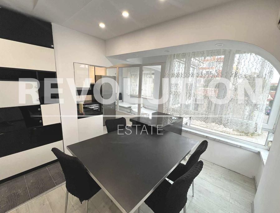 Дава се под наем Тристаен апартамент в Варна, Колхозен пазар - 69 кв.м за 458.49 € - Снимка #1