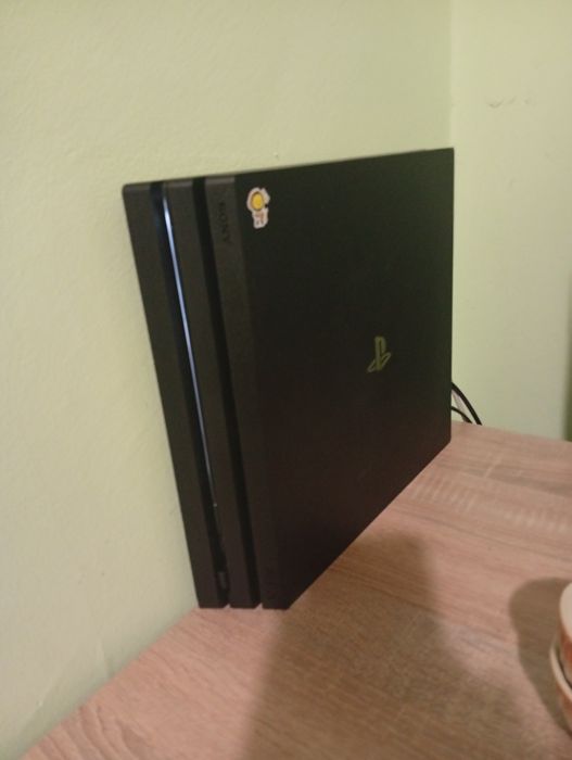 Продавам PS4 pro с два контролера и  5 игри