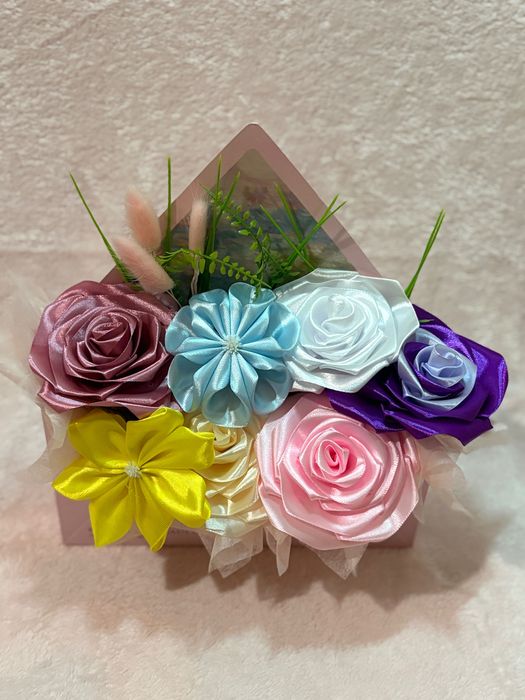 Aranjament floral elegant în plic