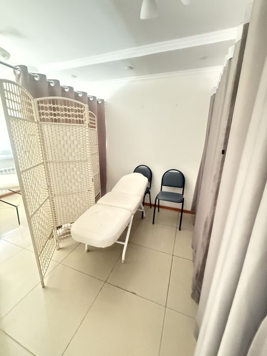 Кушетка белая косметологическая