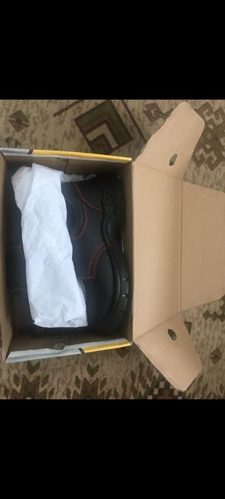 Нови работни обувки с метална пластина