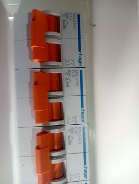 Tablou electric marca Hager și material impermeabil cu sifon