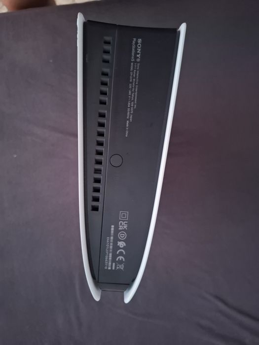 Vând ps5 slim digital 1 TB + 1 maneta