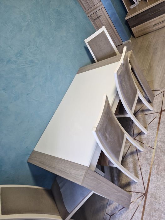 Masa cu patru scaune